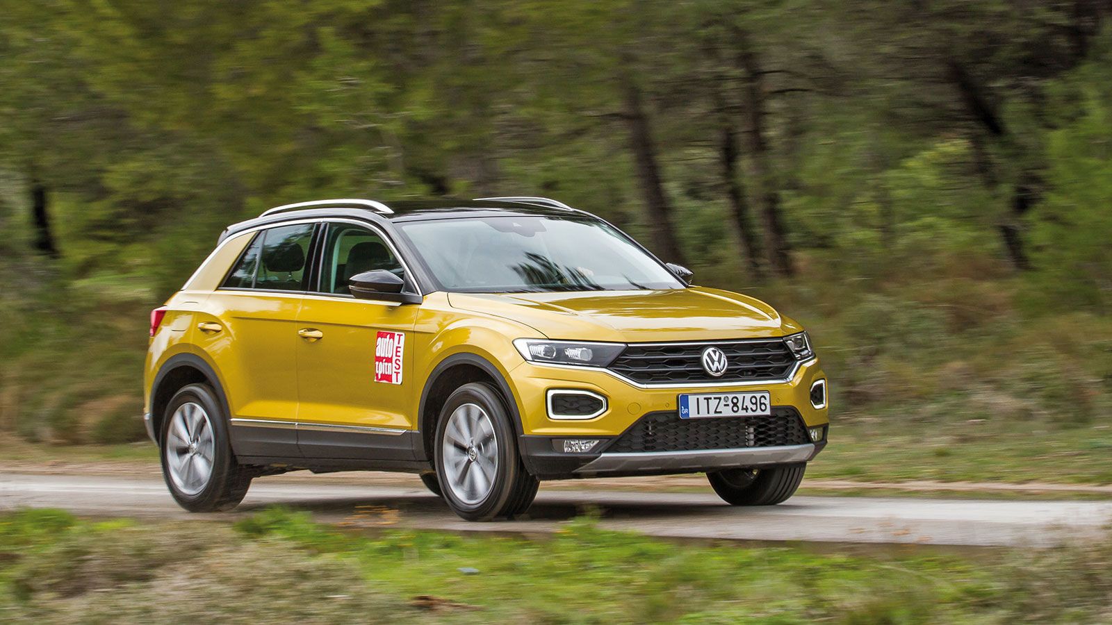 Το VW T-Roc εν κινήσει, εμπρός δεξιά πλευρά