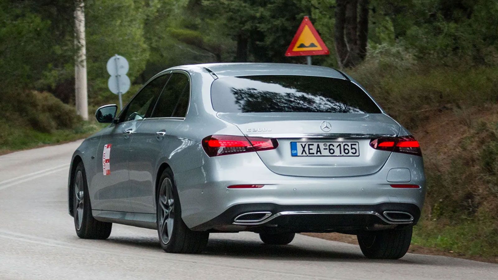 Η Mercedes E-Class εν κινήσει, από την πίσω αριστερή πλευρά