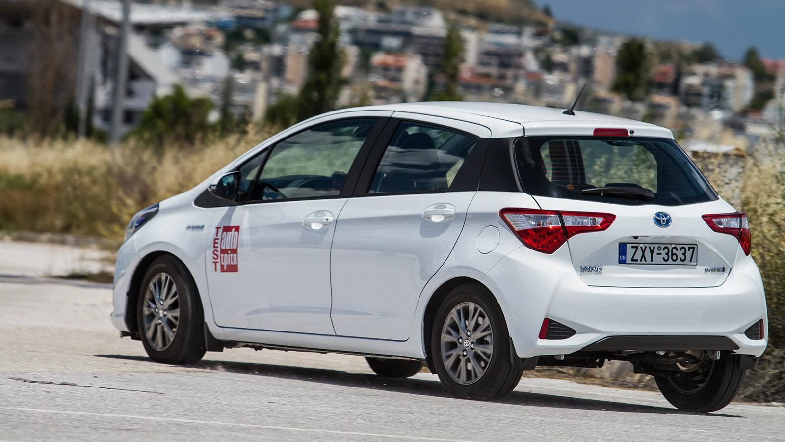 Το Toyota Yaris HSD εν κινήσει, από την πίσω πλευρά