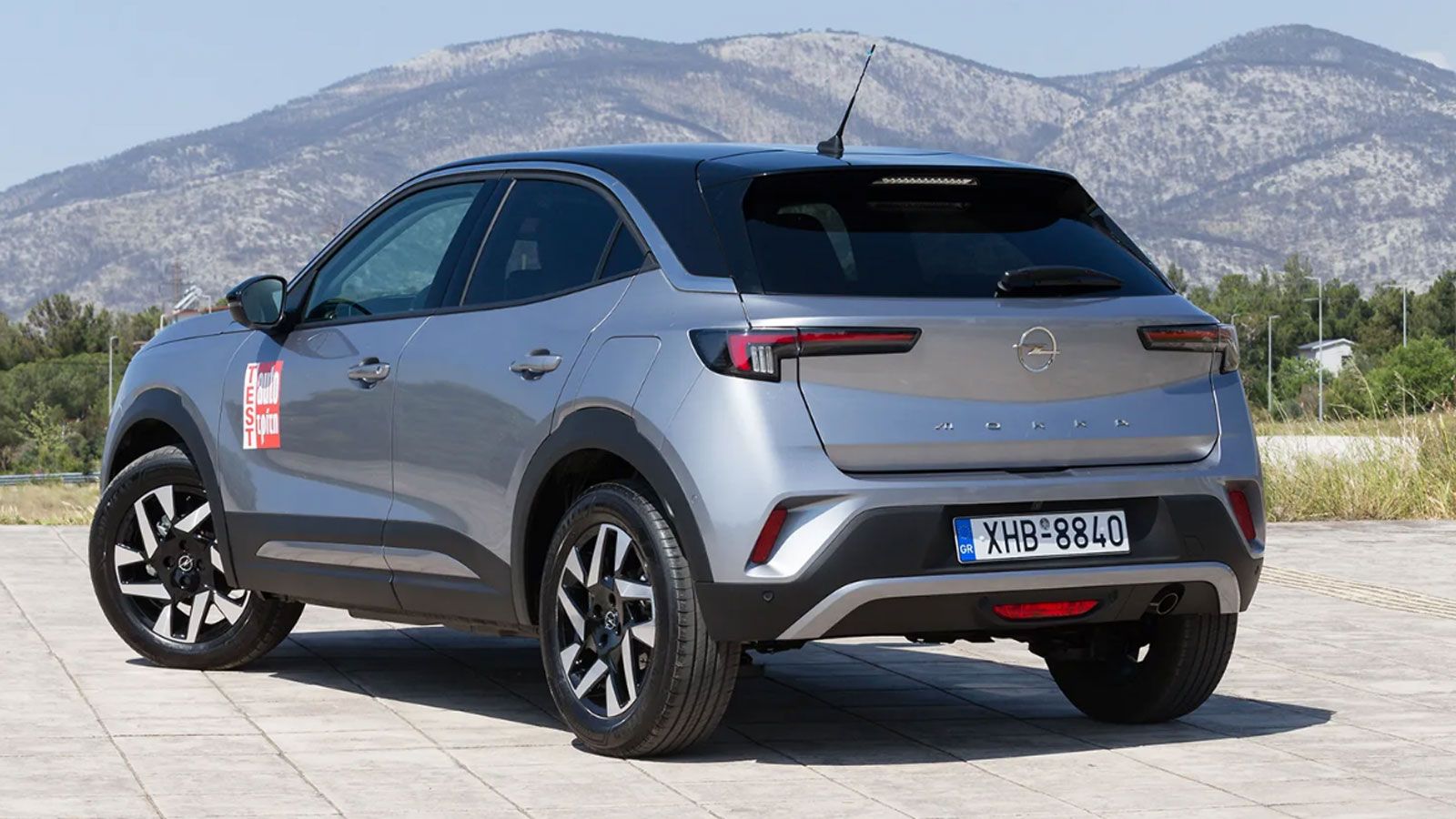 Το Opel Mokka από την πίσω αριστερή γωνία