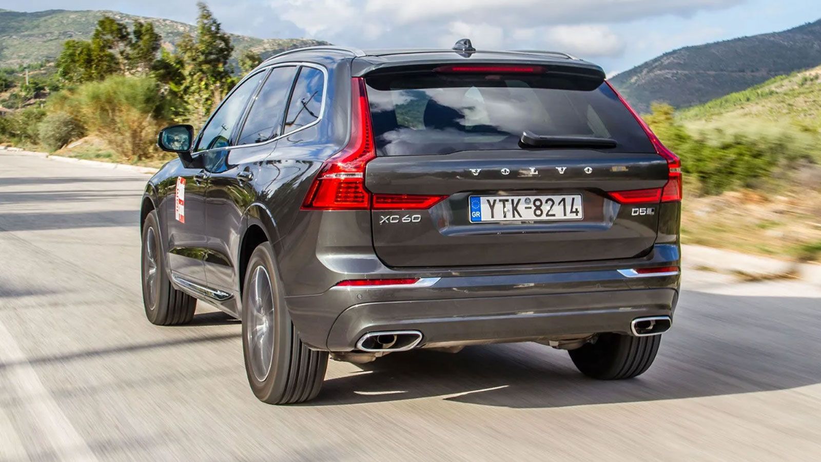 Το Volvo XC60 εν κινήσει, από την πίσω αριστερή γωνία