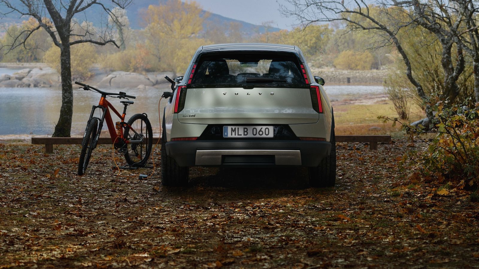 To Volvo EX60 Cross Country αναμένεται  το 2027, φέροντας ατσάλινες ποδιές στο εμπρός και πίσω μέρος, καθώς και από το χαρακτηριστικό λογότυπο Cross C