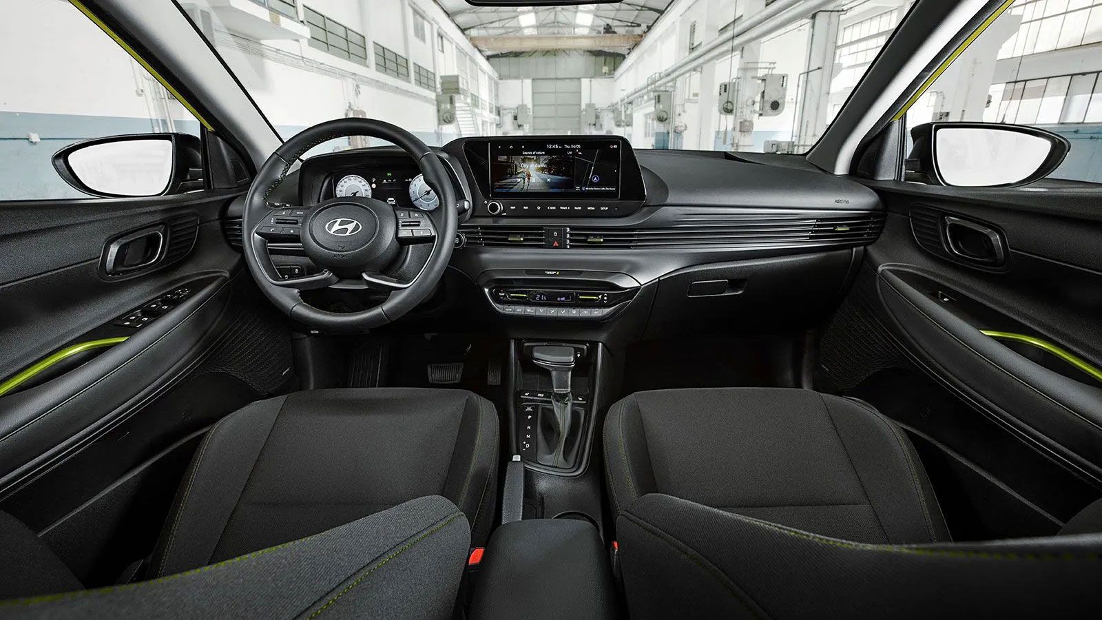  στάνταρ οθόνη αφής του Hyundai i20 έχει ενσωματωμένο σύστημα πλοήγησης και επιφάνεια 10,25 ιντσών. Στις πρώτες δύο εκδόσεις συνδυάζεται με πλήρως ψηφ
