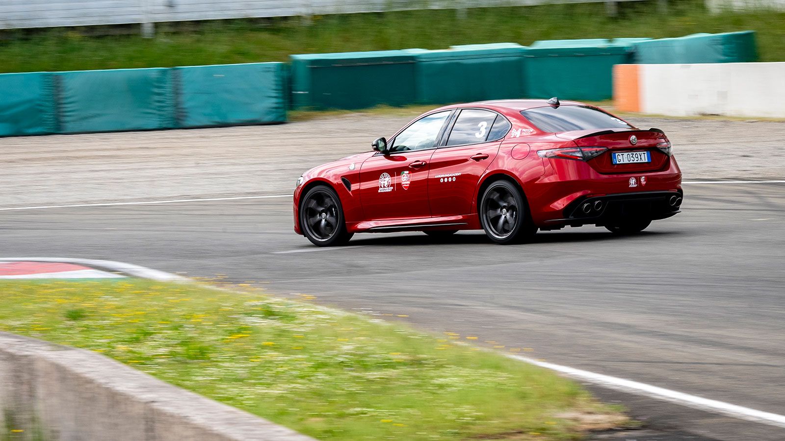 Η απόλυτη έκφραση του οδηγικού DNA της Alfa Romeo. Πισωκίνητη, εκρηκτική και απίστευτα ακριβής, η Giulia QV μετατρέπει κάθε γύρο σε καθαρή οδηγική εμπ