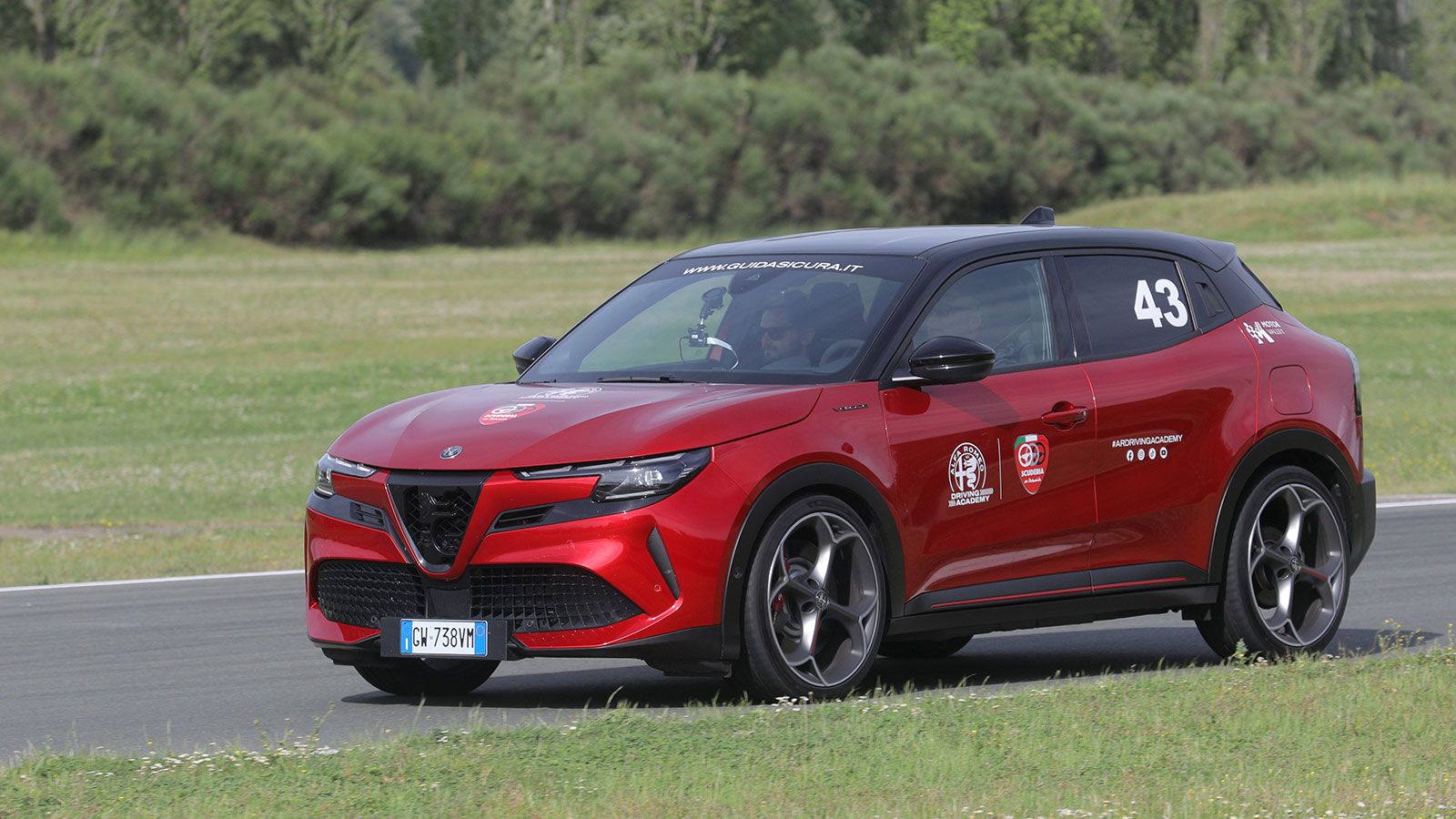 Η ηλεκτρική Junior Veloce θα μπορούσαμε να πούμε πως είναι η Alfa Romeo της νέας εποχής. Εντυπωσιάζει με την αμεσότητα και την ακρίβειά της στον χειρι