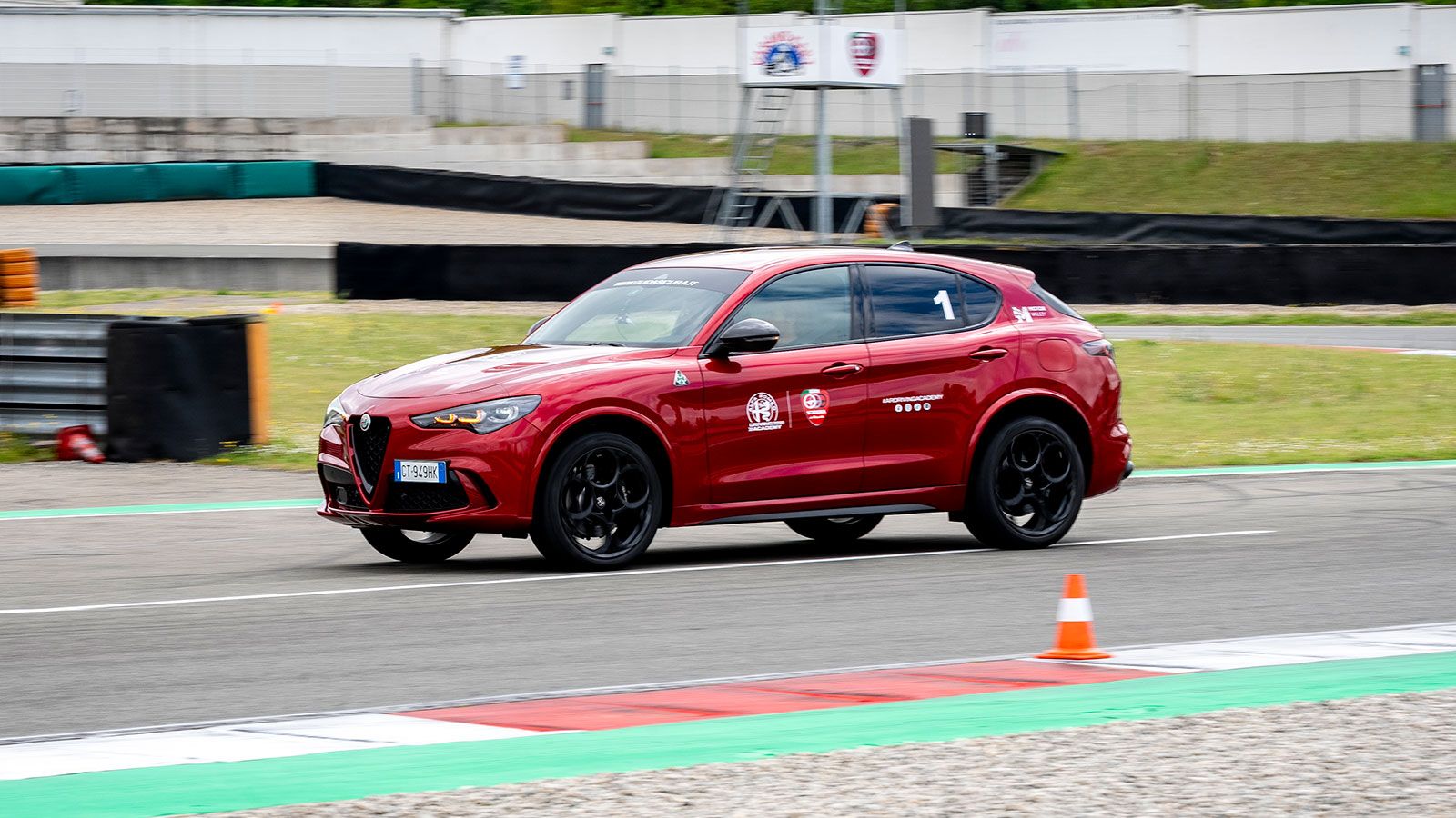 Ένα SUV με αυθεντική sportscar αίσθηση. Με 520 ίππους και τετρακίνηση, η Stelvio QV αποδεικνύει ότι το fun to drive δεν έχει περιορισμούς.