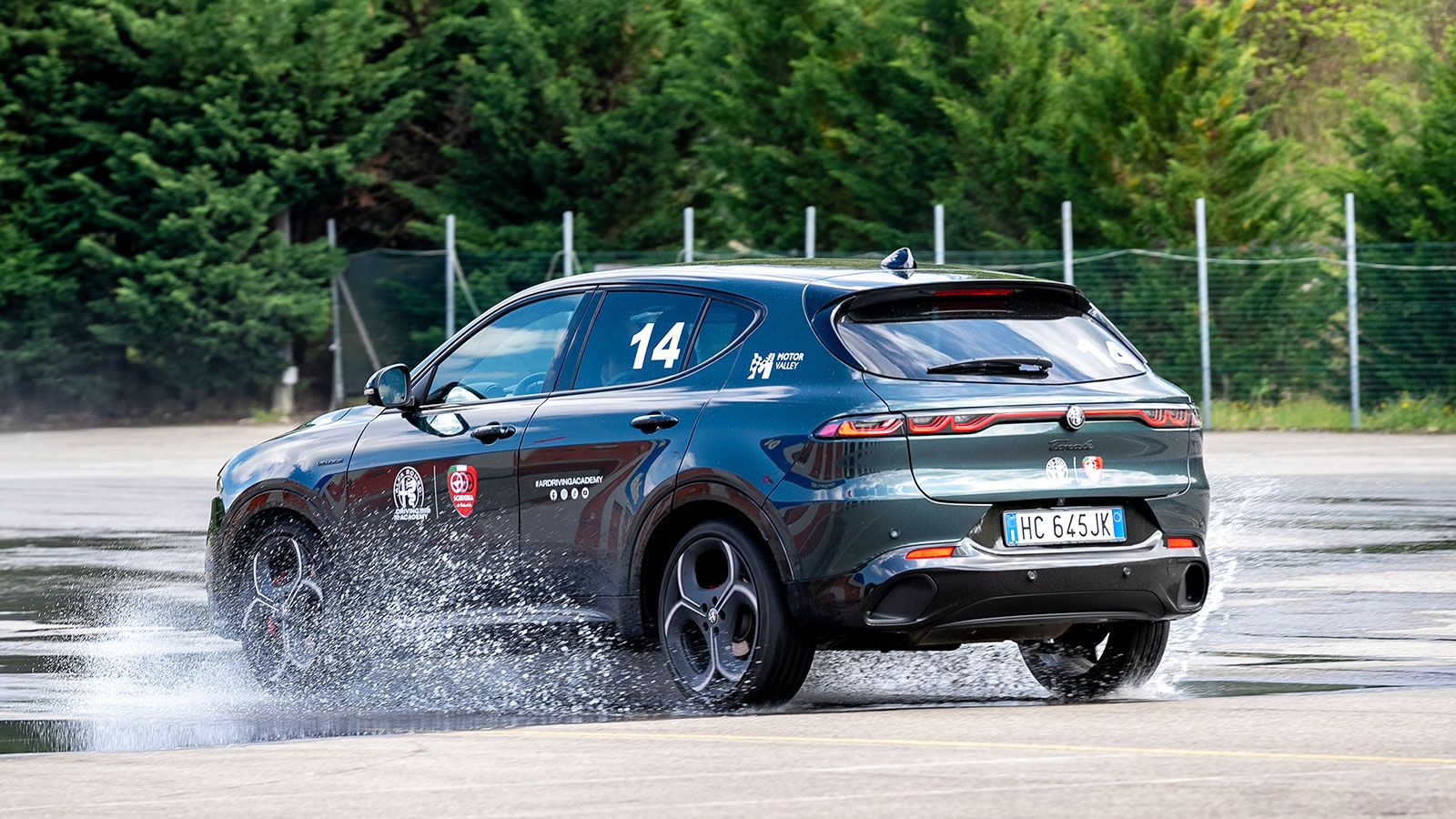 Μέσα από τη συνεργασία της Scuderia de Adamich με την Alfa Romeo Driving Academy, η οδηγική εμπειρία αποκτά ουσία, με έμφαση στην εκπαίδευση, την τεχν