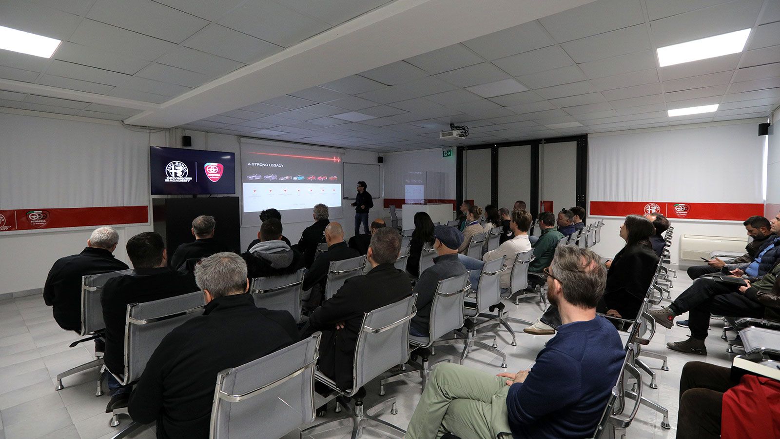 Μέσα από τη συνεργασία της Scuderia de Adamich με την Alfa Romeo Driving Academy, η οδηγική εμπειρία αποκτά ουσία, με έμφαση στην εκπαίδευση, την τεχν