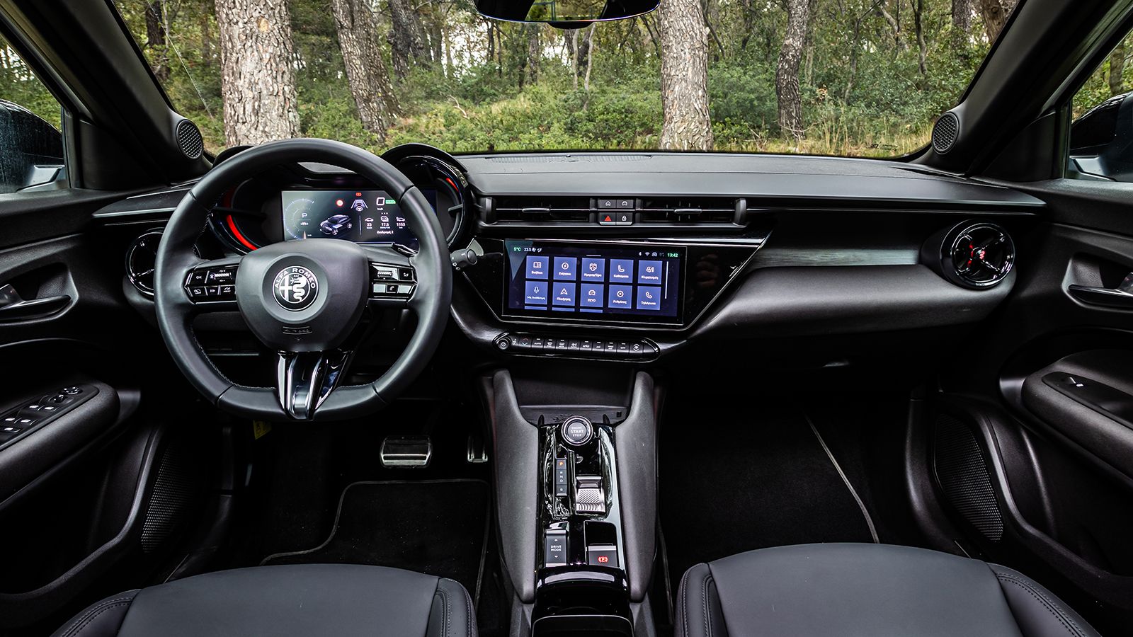 Ο εξοπλισμός της Alfa Romeo είναι πλούσιος από τη βασική έκδοση Core, ωστόσο από το 2ο επίπεδο εξοπλισμού και πάνω γίνεται πλήρης. Η εικόνα στο εσωτερ