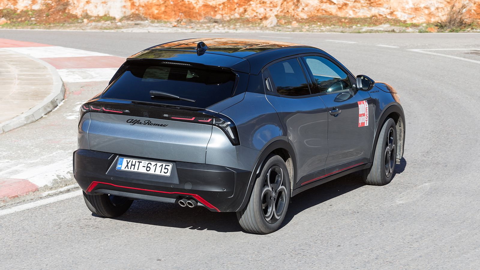 Η γκάμα της Alfa Romeo Junior ξεκινάει από τις ήπια υβριδικές εκδόσεις των 145 ίππων που είναι αποκλειστικά διαθέσιμες με αυτόματο κιβώτιο 6 σχέσεων. 