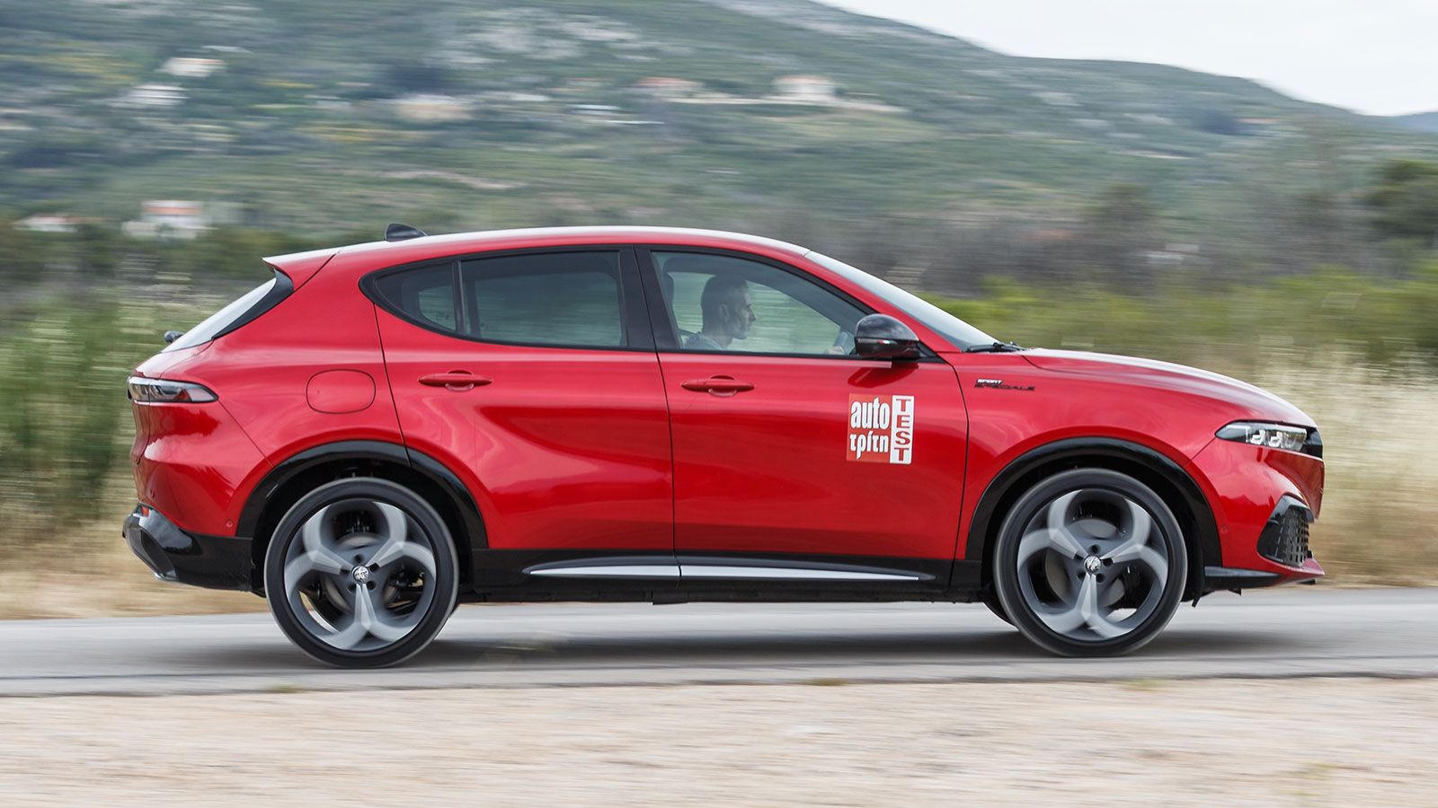 Τα τετραπίστονα φρένα της Brembo ακινητοποιούν την Tonale από τα 100 χλμ./ώρα σε μόλις 34,5 μέτρα.