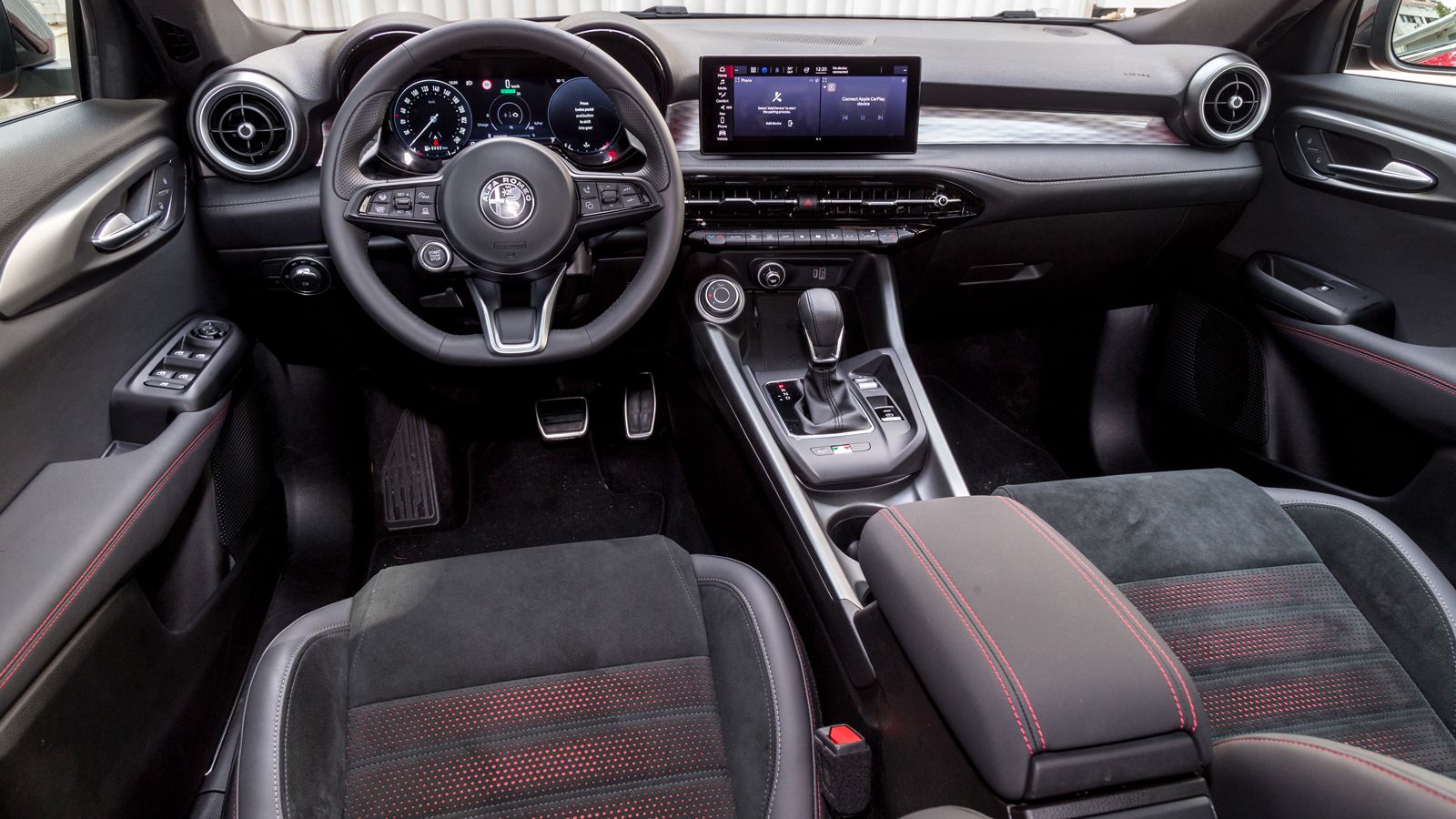 Στο εσωτερικό της Alfa Romeo Tonale  εκτός από την εξαιρετική ποιότητα, υπάρχει μια ξεκάθαρα σπορ προσέγγιση αφιερωμένη στην ιστορία της μάρκας στους 