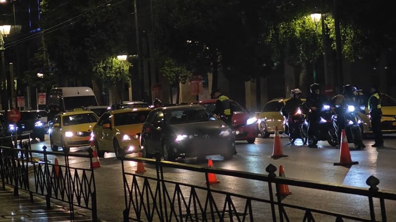 Eκτεταμένη επιχείρηση ελέγχων αλκοτέστ πραγματοποιήθηκε το βράδυ της Τετάρτης καθώς έκλεισαν κάθετα την οδό Σταδίου στο κέντρο της Αθήνας.