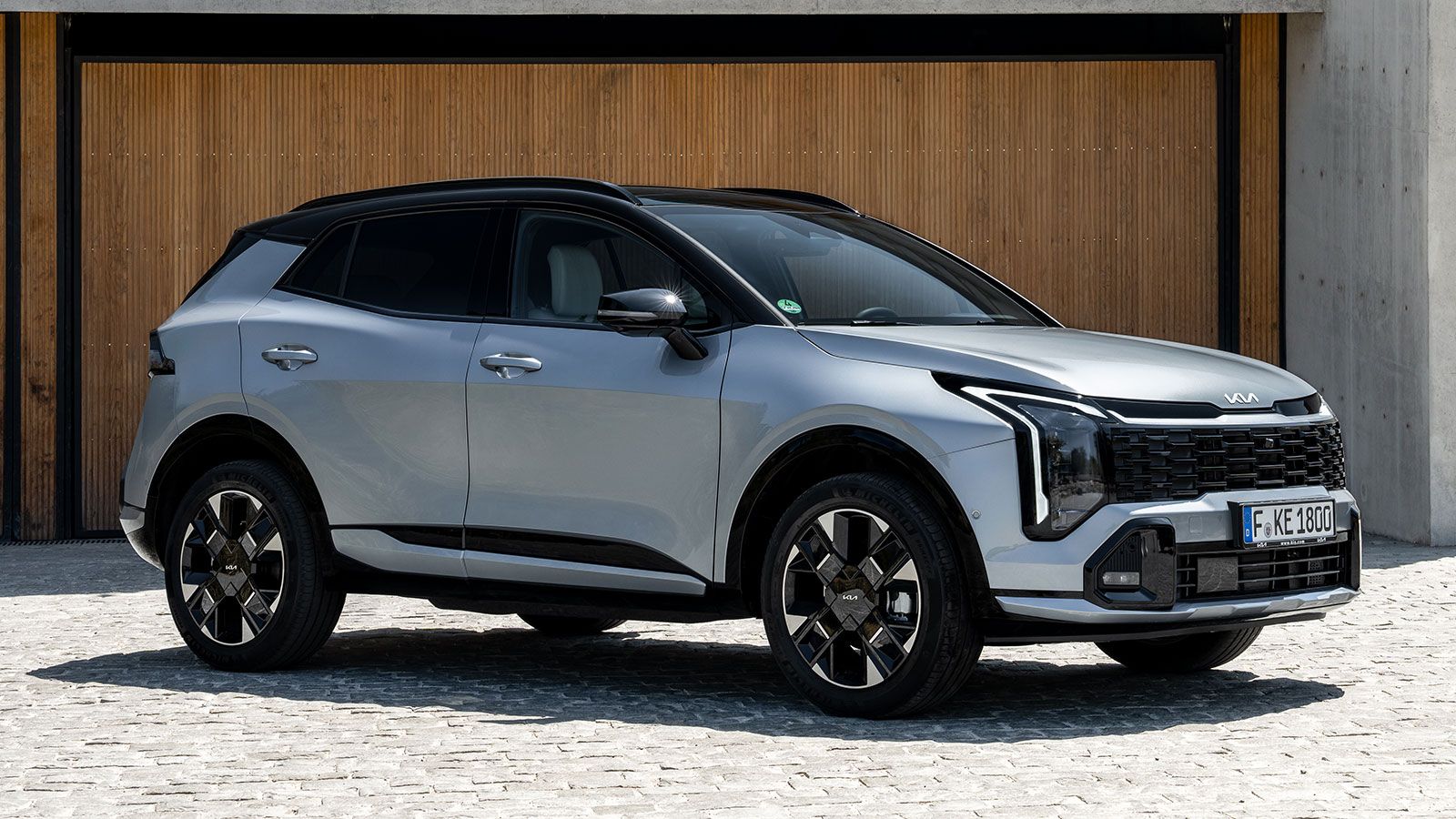 Οι υβριδικές εκδόσεις του νέου Kia Sportage είναι διαθέσιμες και στο ακόμα πιο δυναμικό και ενδιαφέρον εξοπλιστικό πακέτο GT-Line.