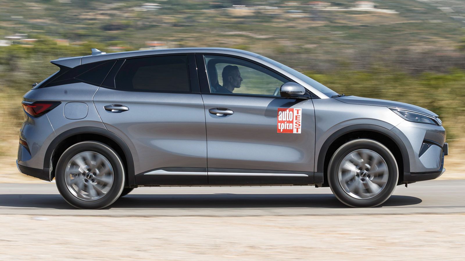Σύμφωνα με τις μετρήσεις μας το BYD Atto 3 EVO έχει πραγματική αυτονομία 430 χλμ., με την μετατόπιση της κίνησης από τους εμπρός στους πίσω τροχούς να