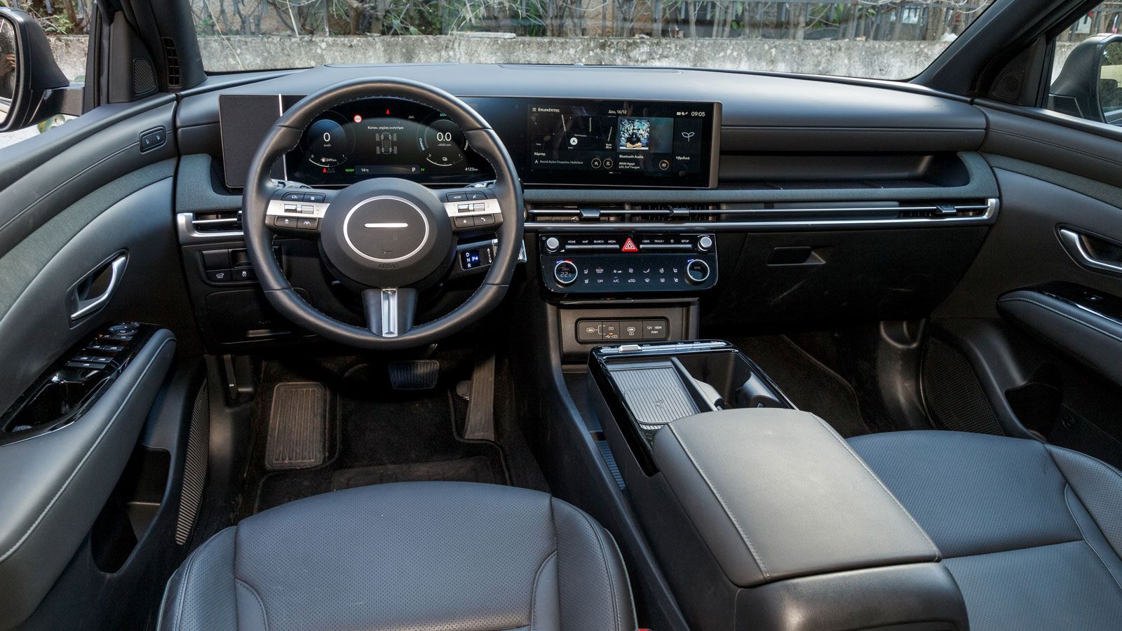 Το εσωτερικό του Hyundai Tucson MY 2026 διατηρεί την φρέσκια και σύγχρονη εικόνα του μοντέλου από την ανανέωσή του, με το κυρτό ψηφιακό πάνελ να αποτε