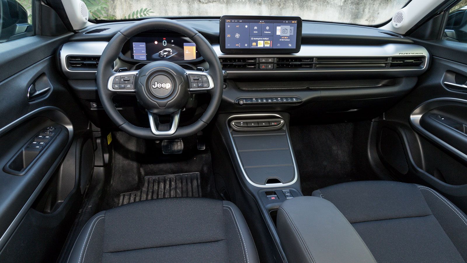 Στο καλοφτιαγμένο εσωτερικό του Jeep Avenger η δεύτερη έκδοση Summit μεγαλώνει την επιφάνεια του ψηφιακού πίνακα οργάνων στις 10,25 ίντσες.