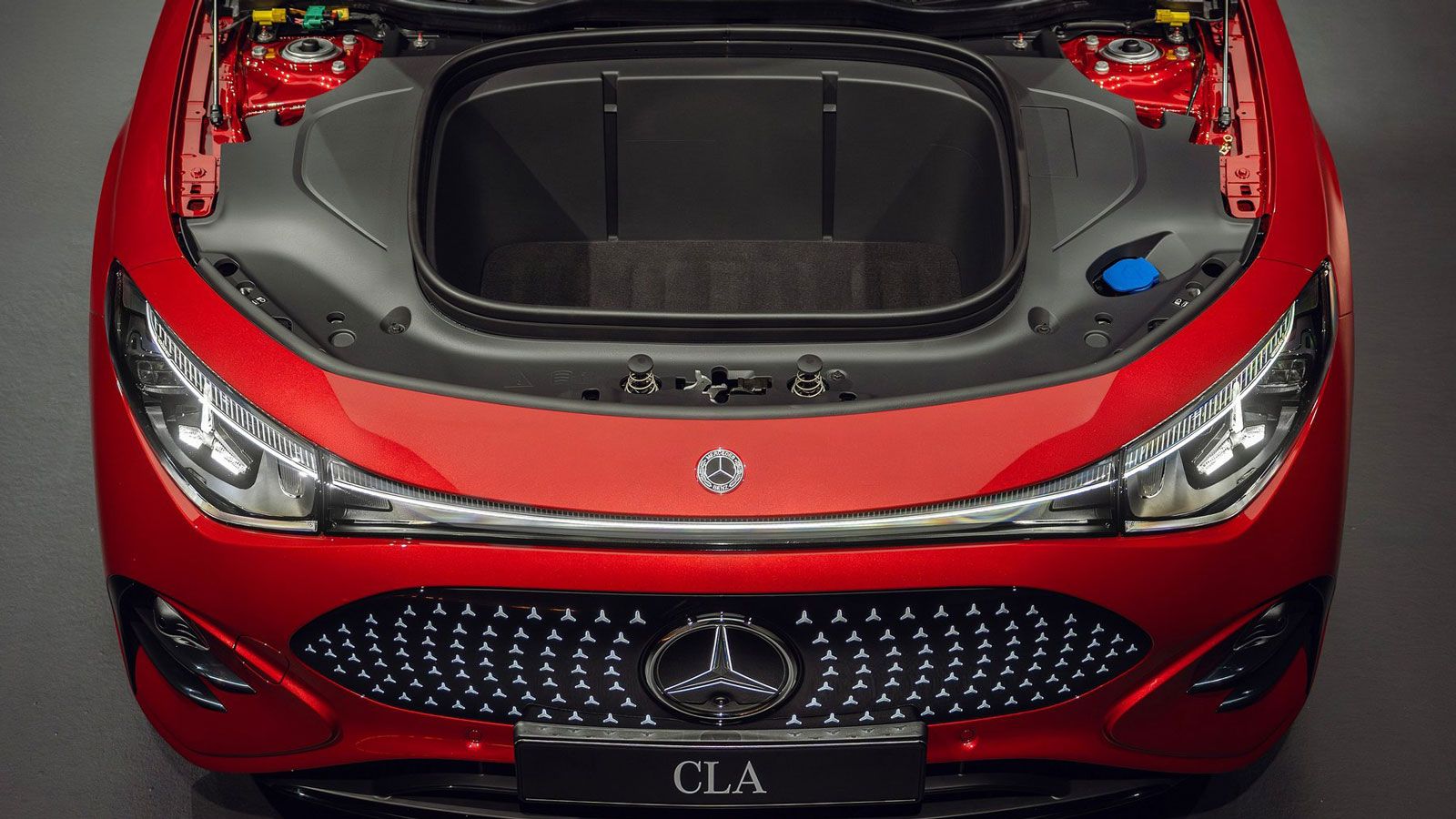 Τα 101 λίτρα του εμπρός χώρου αποσκευών της Mercedes CLA είναι πολύ βολικά για να βάλεις τα καλώδια φόρτισης (+ κάτι παραπάνω), αφήνοντας «ανέγγιχτο» 