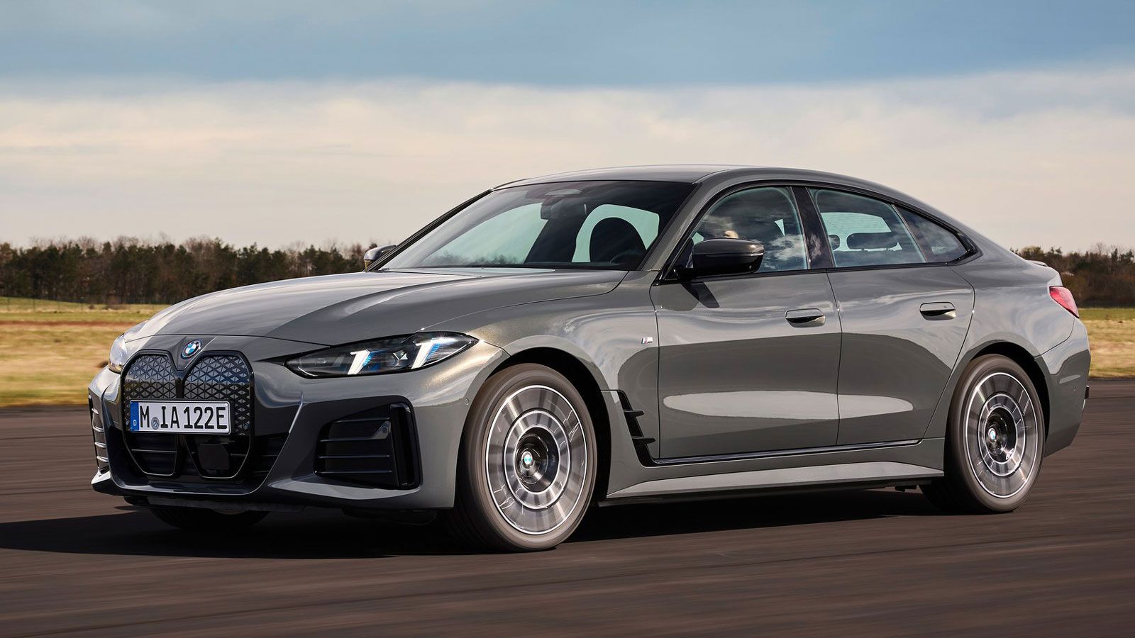 Η ηλεκτρική i4 eDrive35 φέρει τεχνολογία BMW eDrive 5ης γενιάς, με τον κινητήρα των 286 ίππων να έχει μέση κατανάλωση 14,8 kWh/100 χλμ..