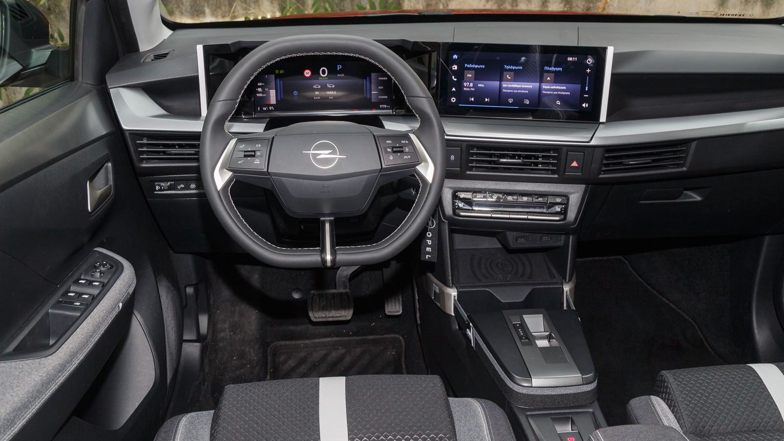 Το Opel Frontera Electric έχει στο στάνταρ εξοπλισμό του ψηφιακό πίνακα οργάνων 10 ιντσών, με την δεύτερη εξοπλιστική έκδοση Edition Plus να προσθέτει