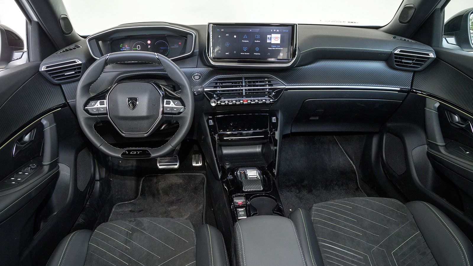 Το εσωτερικό του Peugeot 2008 ξεχωρίζει με την i-Cockpit λογική σχεδίασης και προβάλλει premium στοιχεία αλλά και ποιότητα κατασκευής.
