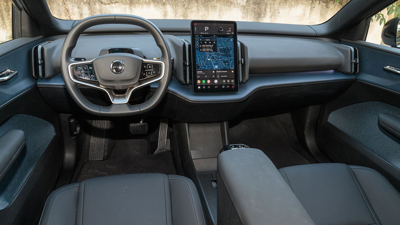 Η premium εικόνα του Volvo EX30 στο εσωτερικό του, διαμορφώνεται από την μίνιμαλ αισθητική της καμπίνας και την high-tech οθόνη αφής.  