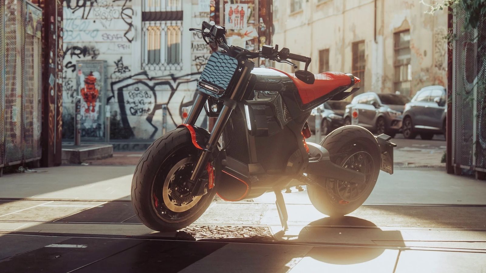 Η BRABUS URBAN E προσφέρεται με  κινητήρα 37 hp και ροπή που φτάνει τα 475 Nm.