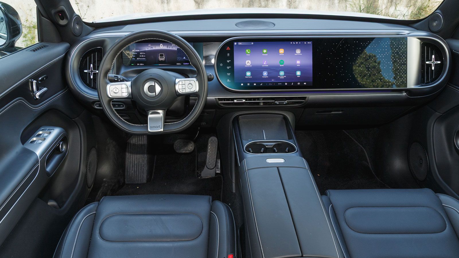 Εξαιρετικά ποιοτικό είναι το εσωτερικό του smart #5, με τις πιο πλούσιες εκδόσεις του μοντέλου να περιλαμβάνουν και μία 3η οθόνη εμπρός του συνοδηγού.