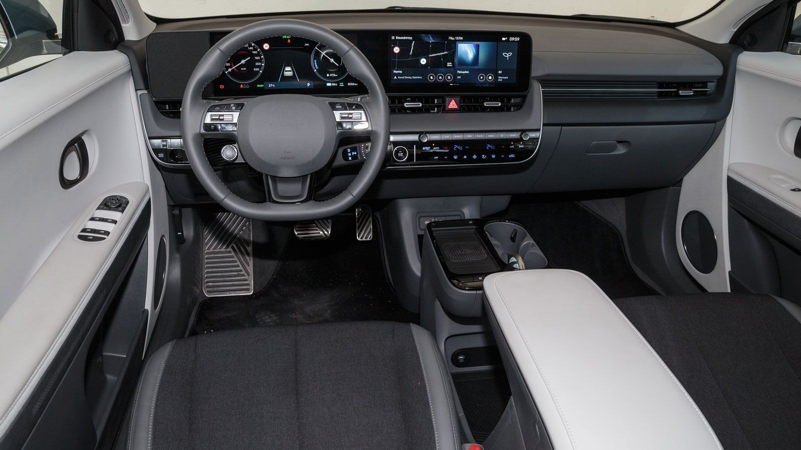 Οι οθόνες για τον πίνακα και το infotainment του Hyundai Ioniq 5 έχουν ίδιες διαστάσεις (αμφότερες στις 12,3”), με την καλή ευκρίνεια και την εύ