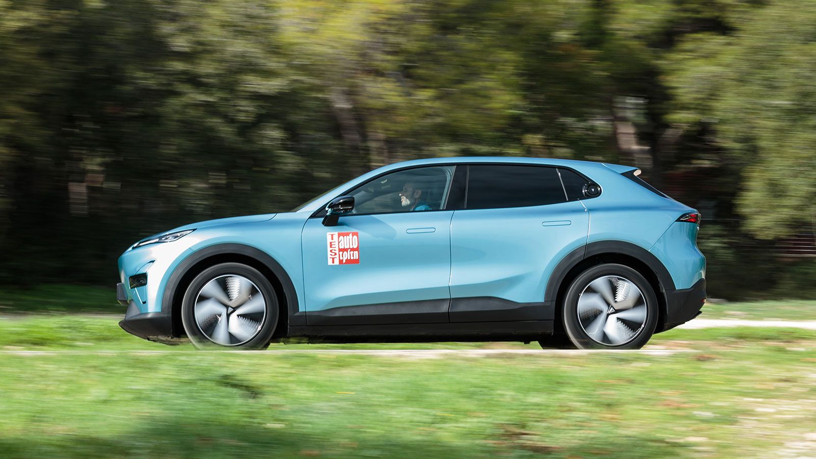 
Το Changan Deepal S05 επιτρέπει ταχεία φόρτιση με ισχύ 200 kW και ανακτά έτσι το 10–80% της μπαταρίας του σε μόλις 23 λεπτά.
