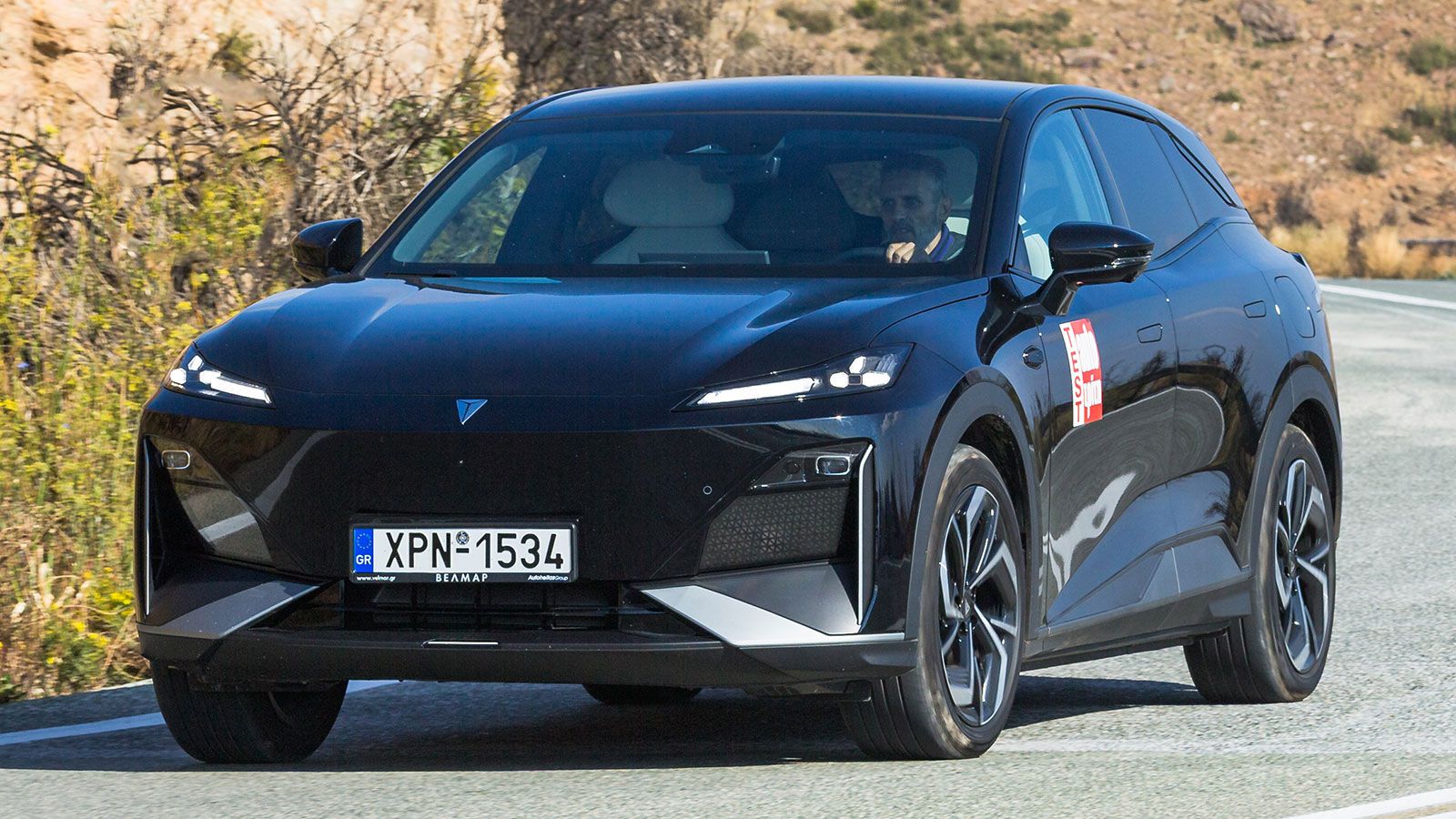 Το Changan Deepal S07 είναι κομψό και πολύ ισορροπημένο σχεδιαστικά ακολουθώντας μια ιδιαίτερη τεχνική αναφορικά με την αρμονία των γραμμών του. 