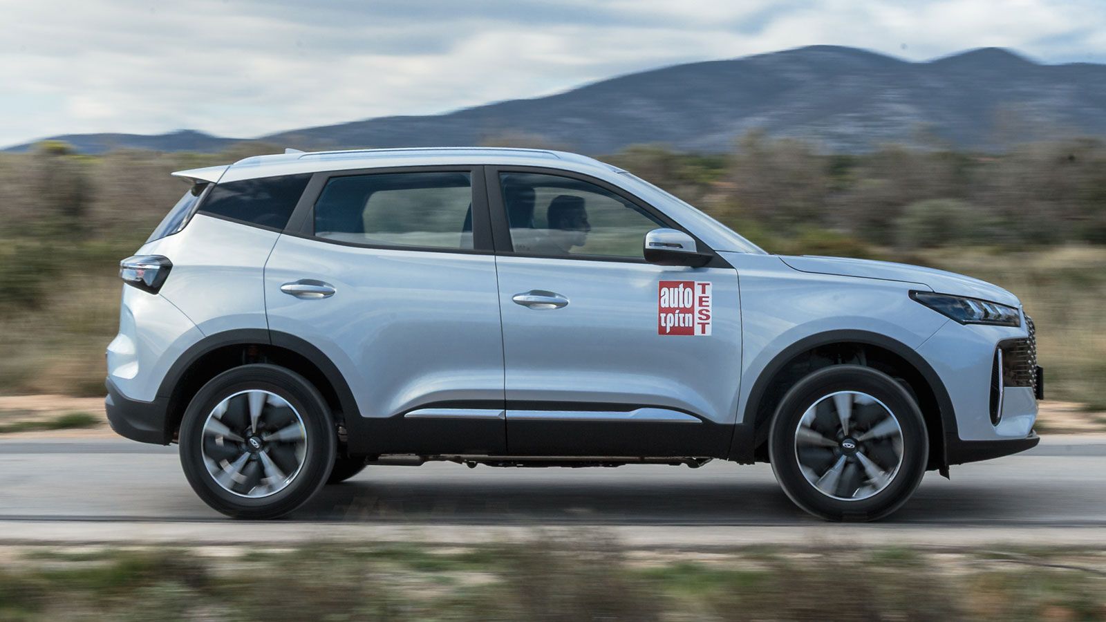 Το σύνολο του Chery Tiggo 4 HEV δίνει προτεραιότητα στην ηλεκτροκίνηση, εξ ου και η απόδοση των 204 ίππων συμπίπτει με την ισχύ του ηλεκτρικού μοτέρ. 