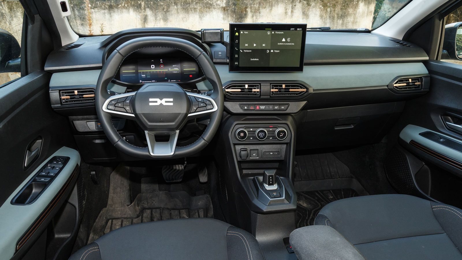 Ποιοτικά το Dacia Sandero Stepway ακολουθεί τη γενική φιλοσοφία της ρουμάνικης φίρμας, με τα σκληρά πλαστικά να κυριαρχούν. Καλοδεχούμενος είναι ο ψηφ