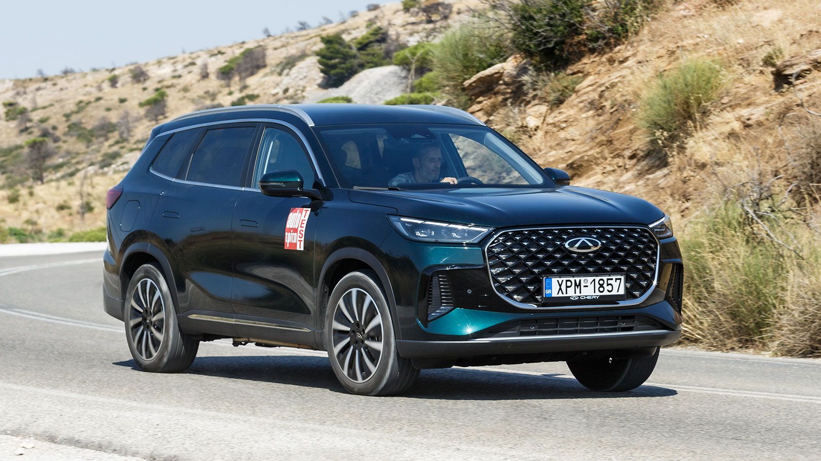 Το Chery Tiggo 8 είναι πιο premium και ευρύχωρο από το Tiggo 7 και απευθύνεται και αυτό τόσο σε οικογένειες ή επαγγελματίες, με την Plug-in έκδοση να 