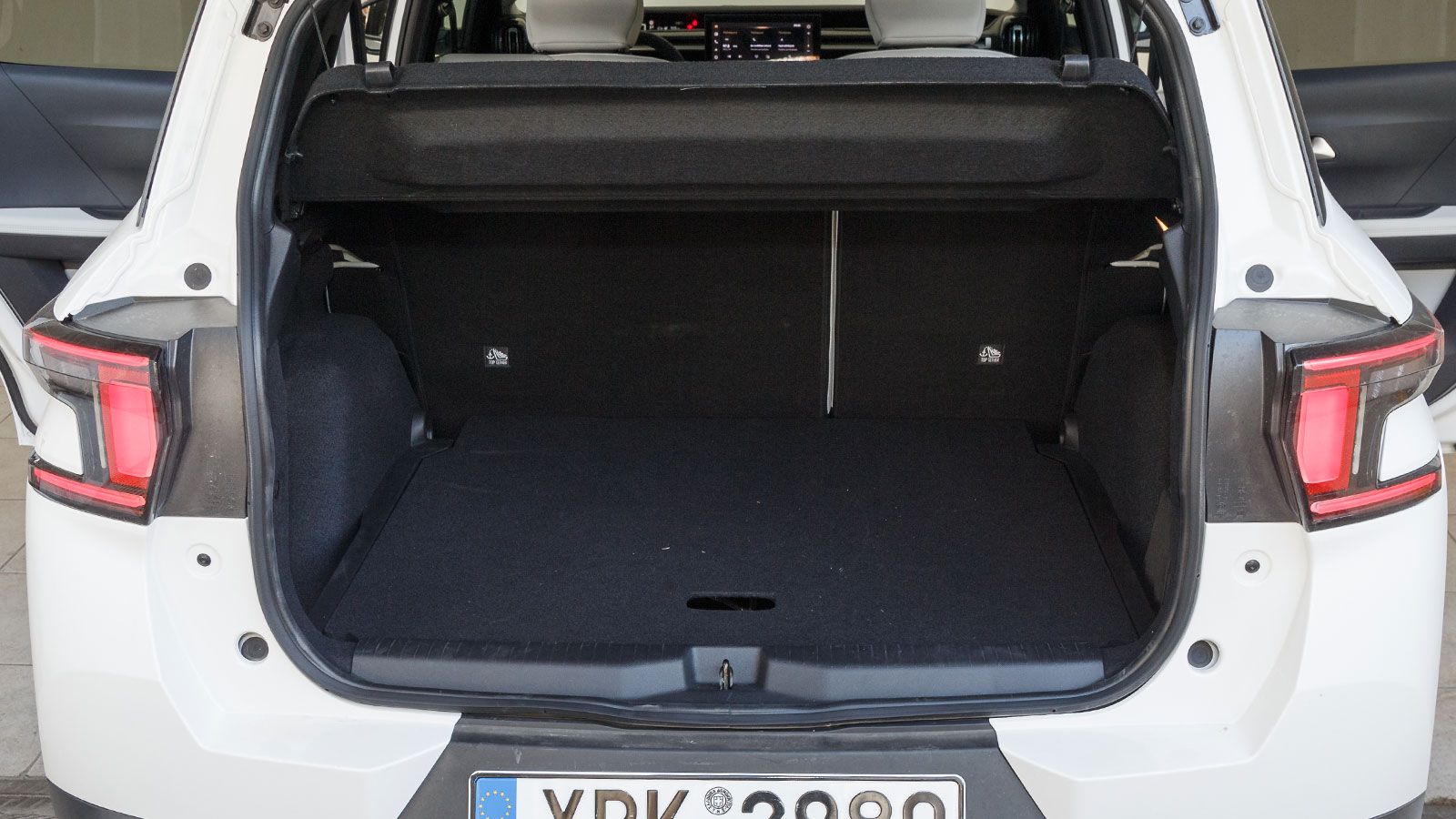 Το ανώτερης κατηγορίας αμαξώματος Citroen C3 Aircross έχει μεγαλύτερο πορτ-μπαγκάζ (460 λτ.), το οποίο μάλιστα διαθέτει πολύ πρακτικό χαμηλό κατώφλι φ