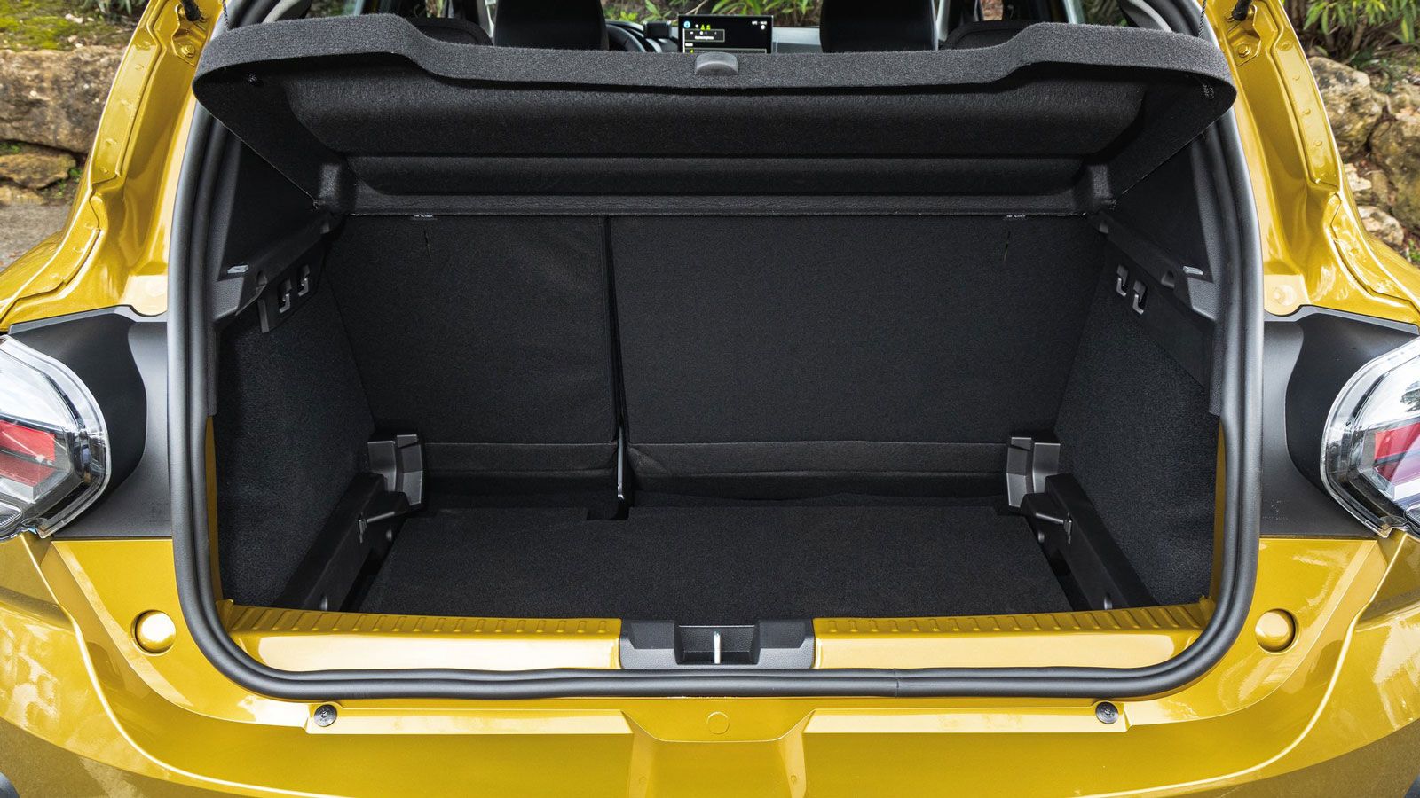 Το Dacia Sandero Stepway έχει το μεγαλύτερο χώρο αποσκευών (410 λτ.) από τα μοντέλα της συγκριτικής δοκιμής μας.