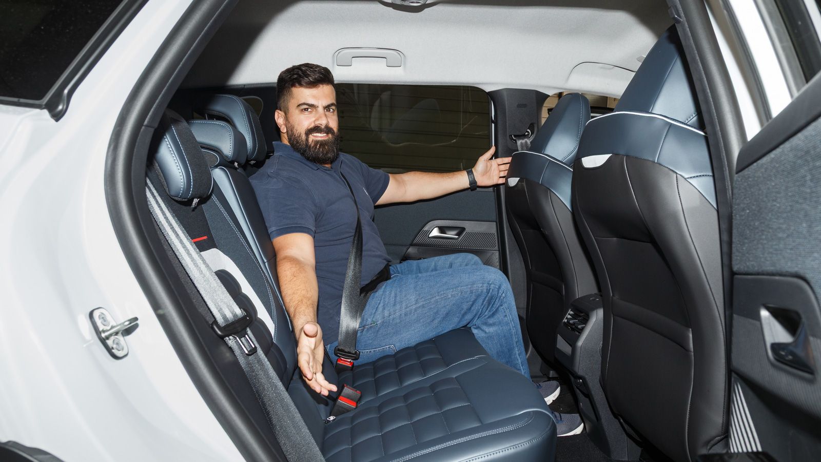 Aρχοντικοί οι χώροι στο πίσω κάθισμα του C5 Aircross, που φιλοξενεί με άνεση ακόμα και 5 μεγαλόσωμους επιβάτες.