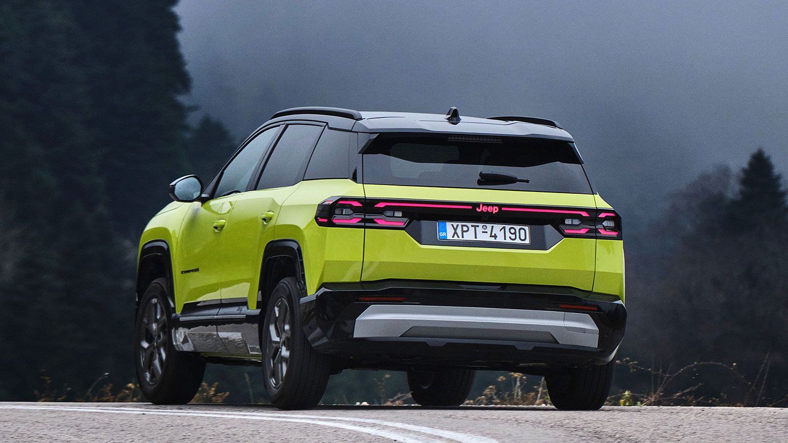 Η τιμή του Jeep Compass ξεκινά από τις 35.990 ευρώ, προσφέροντας πλούσιο εξοπλισμό από τη βασική έκδοση Altitude.