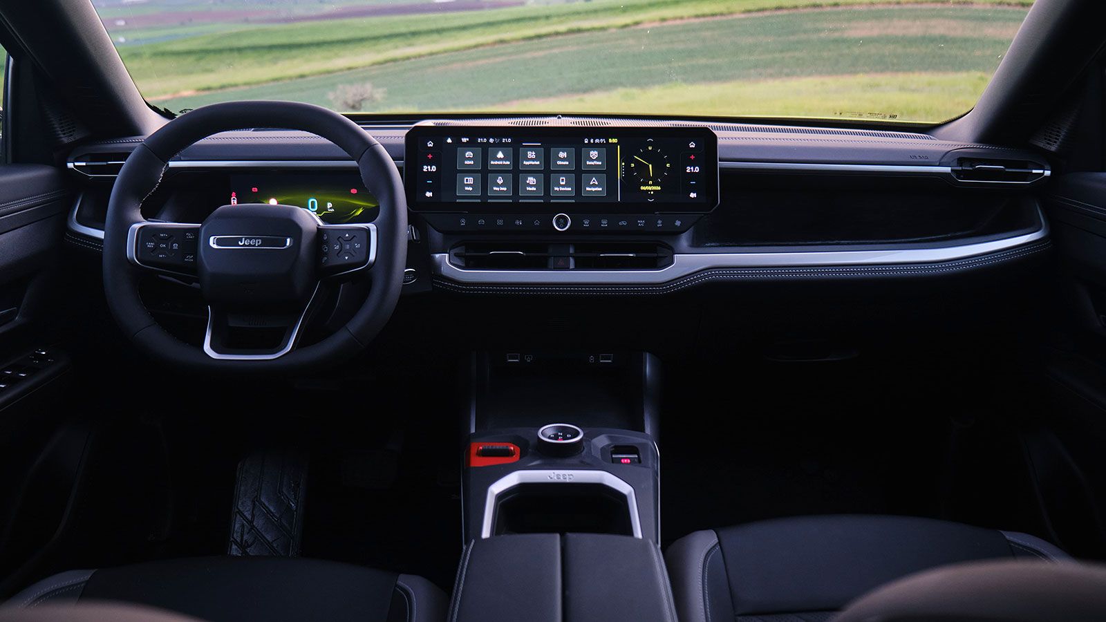 Στο σύγχρονο και ευρύχωρο εσωτερικό του Jeep Compass η εικόνα είναι ευχάριστη και πολύ καλή ποιοτικά. Στο ταμπλό  ξεχωρίζει η μεγάλη οθόνη αφής με δια