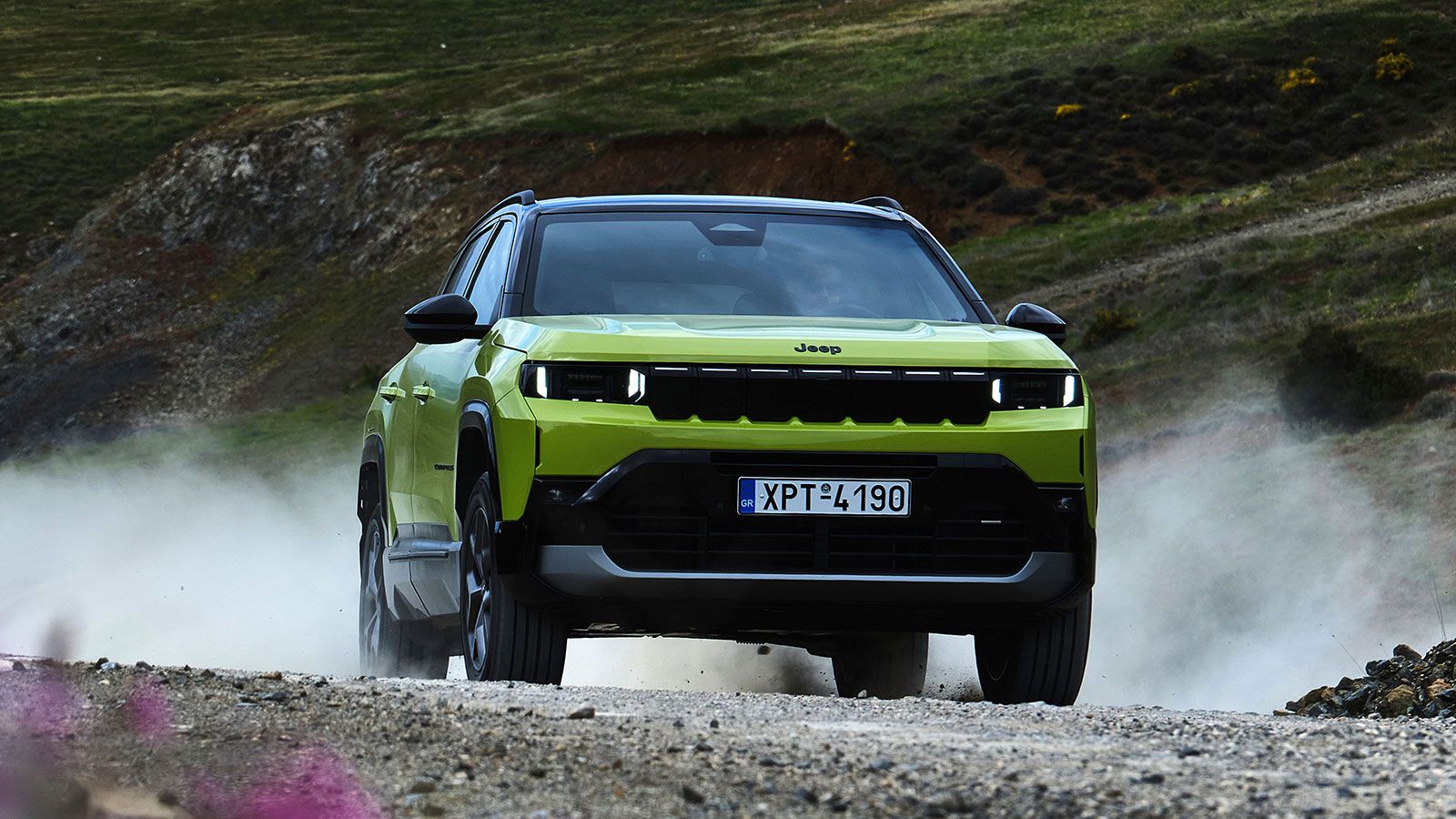Η τιμή του Jeep Compass ξεκινά από τις 35.990 ευρώ, προσφέροντας πλούσιο εξοπλισμό από τη βασική έκδοση Altitude.