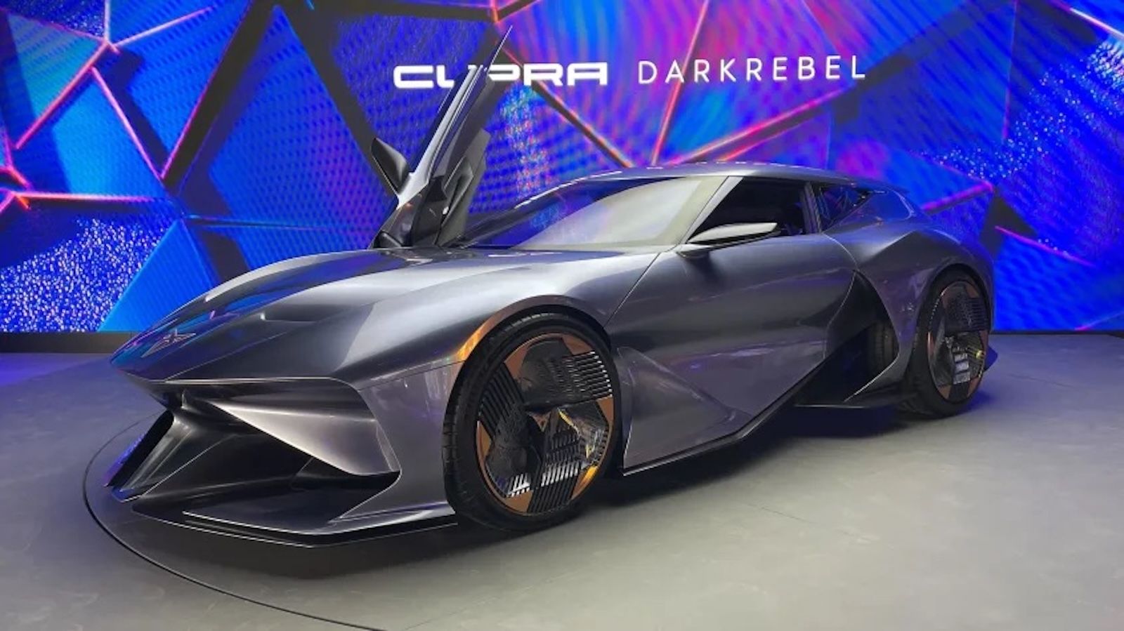 Το Cupra DarkRebel είναι το supercar που γίνεται το halo car της μάρκας