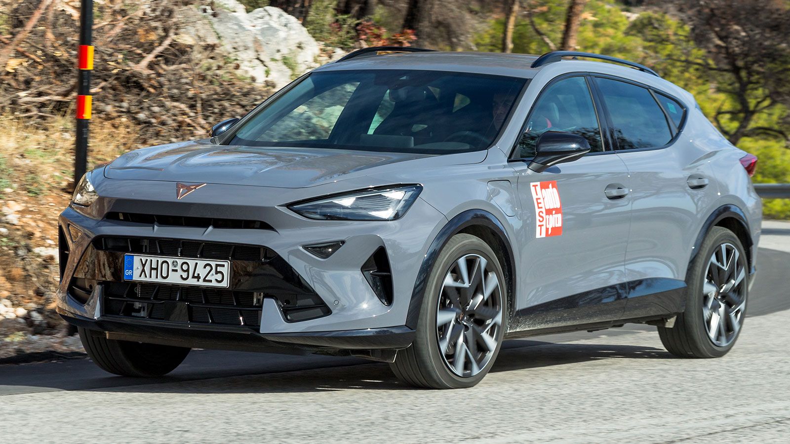 Το μεγάλο όπλο του Plug-in Hybrid CUPRA Formentor είναι η δυνατότητα ηλεκτρικής κίνησης για περισσότερα από 100 χιλιόμετρα. Οπότε συνδυάζει την εικόνα
