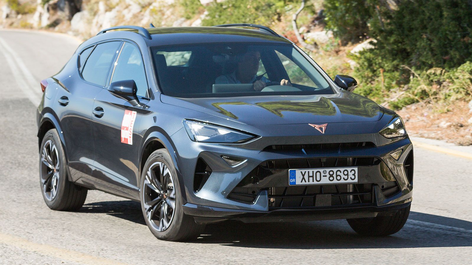 Το diesel Formentor εστιάζει περισσότερο στα οικογενειακά του καθήκοντα και την οικονομία του στο ταξίδι. Eίναι πιο άνετο συνολικά, έχει μεγαλύτερο χώ