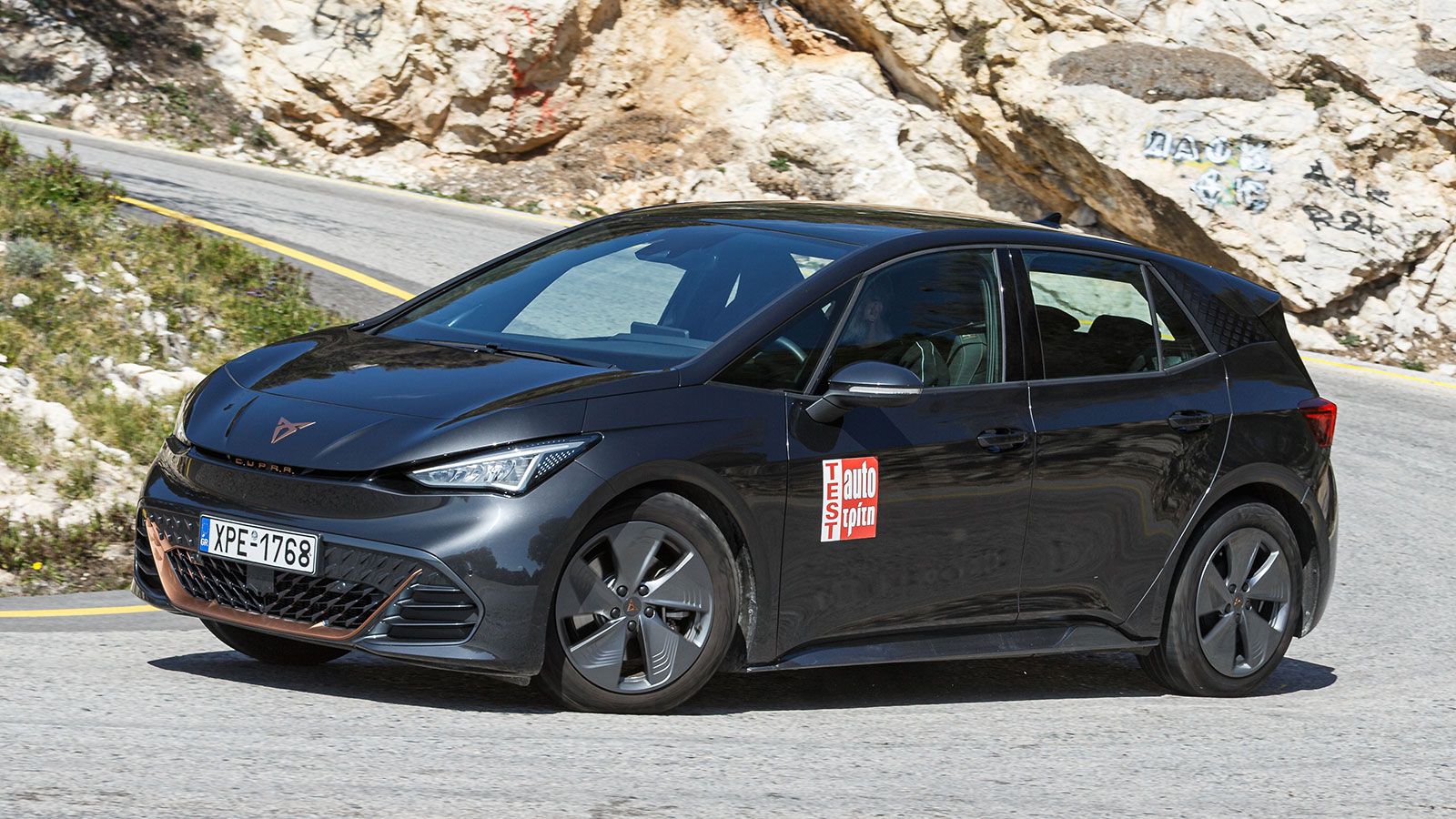 Το CUPRA Born είναι το μικρότερο ηλεκτρικό αυτοκίνητο της CUPRA και οι τιμές του ξεκινούν από τις 30.990 ευρώ.