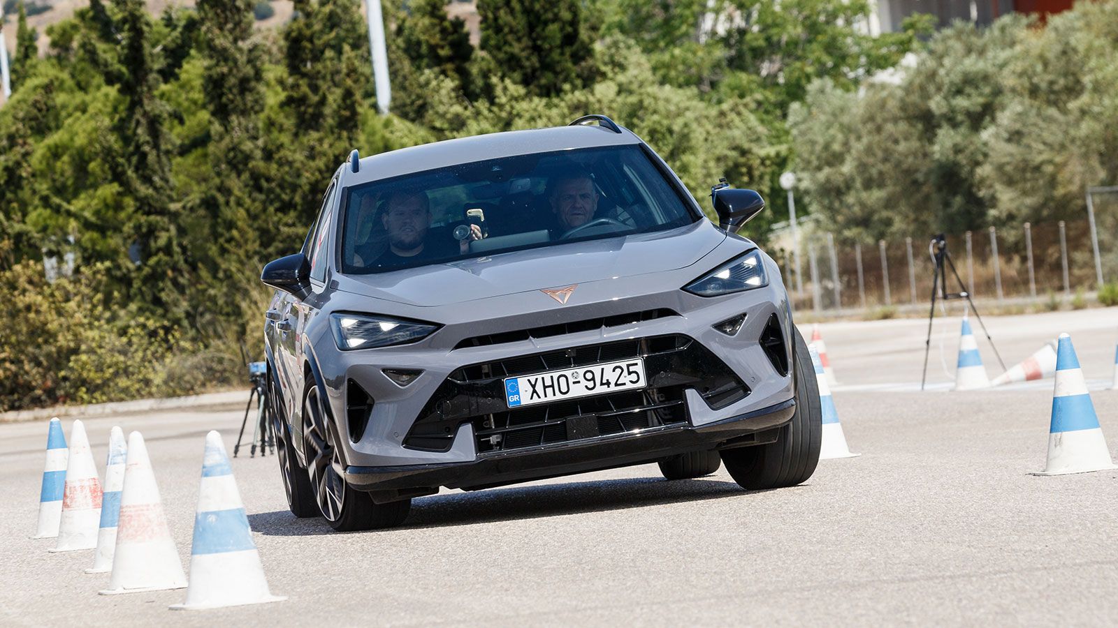 Το CUPRA Formentor πέρασε το elk test στην ταχύτητα των 76 χλμ./ώρα, δηλαή 2 χλμ./ώρα περισσότερα από την επίδοση του συμβατικού CUPRA Formentor στο ί