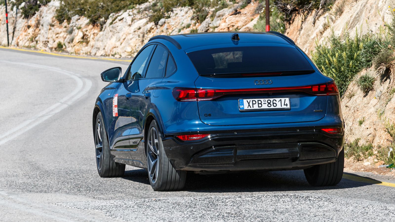 Το Audi Q6 e-tron Sportback φτιάχτηκε κυρίως για να ταξιδεύει άνετα και ξεκούραστα. Πατάει πολύ «γεμάτα» στον δρόμο και σου δίνει αυτή την premium αίσ