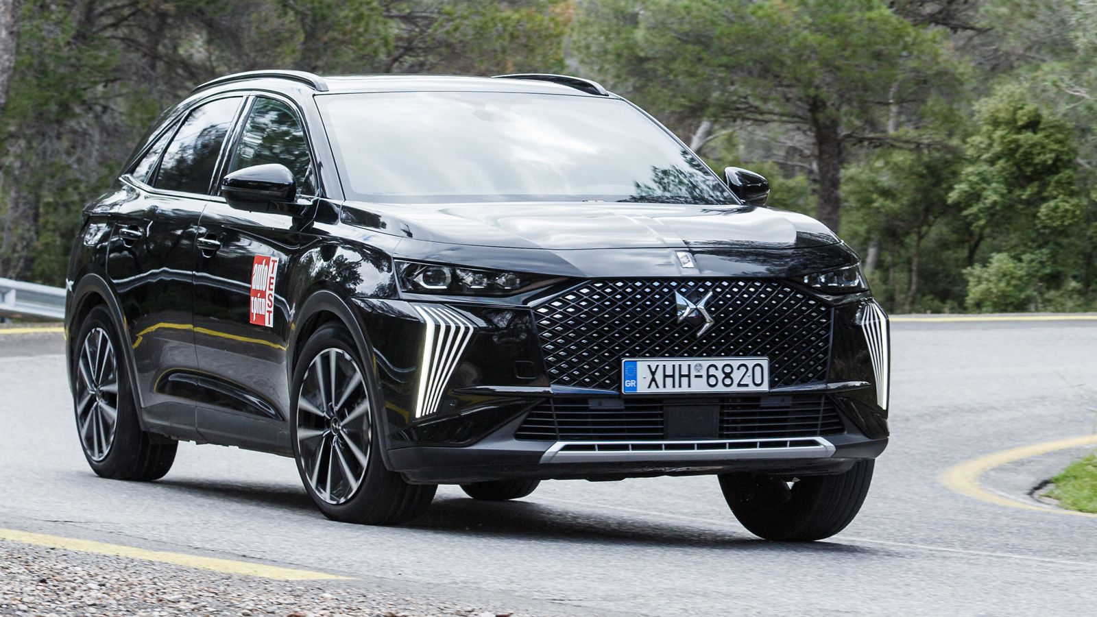 Το DS 7 ξεχωρίζει για το εκλεπτυσμένο design και την αίσθηση γαλλικής πολυτέλειας που αποπνέει σε κάθε του λεπτομέρεια. Τα φώτα του κάνουν τη νύχτα-μέ