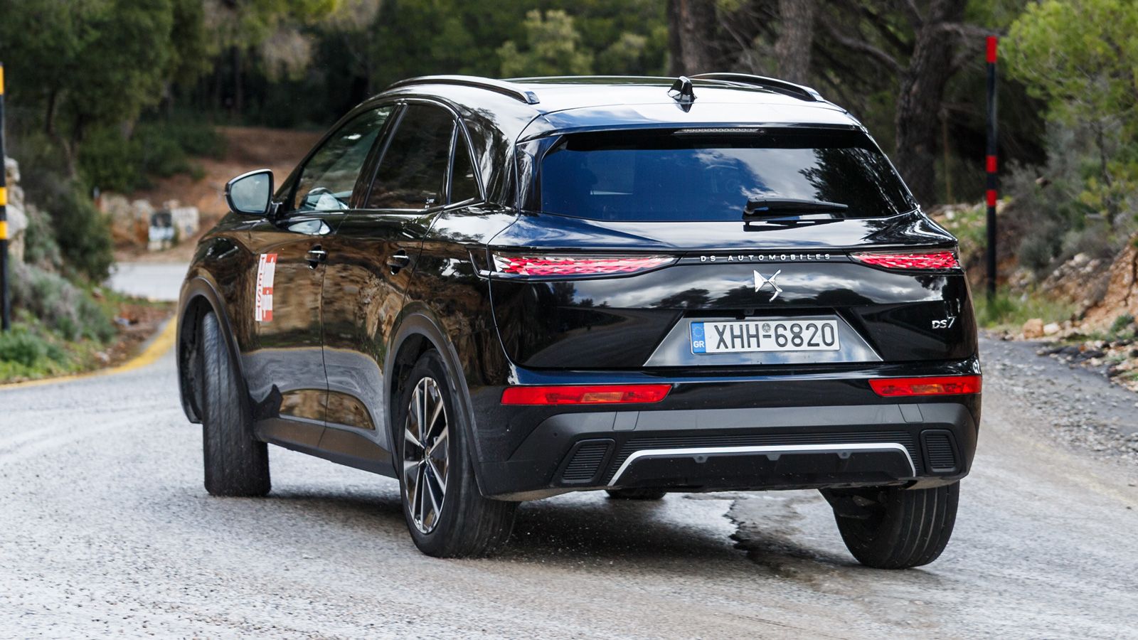 Το DS 7 «πατάει» γερά, χωρίς αναπηδήσεις ή νευρικές αντιδράσεις, εμπνέοντας σιγουριά, ενώ θετική έκπληξη για το μέγεθός του αποτελεί και ο μικρός κύκλ