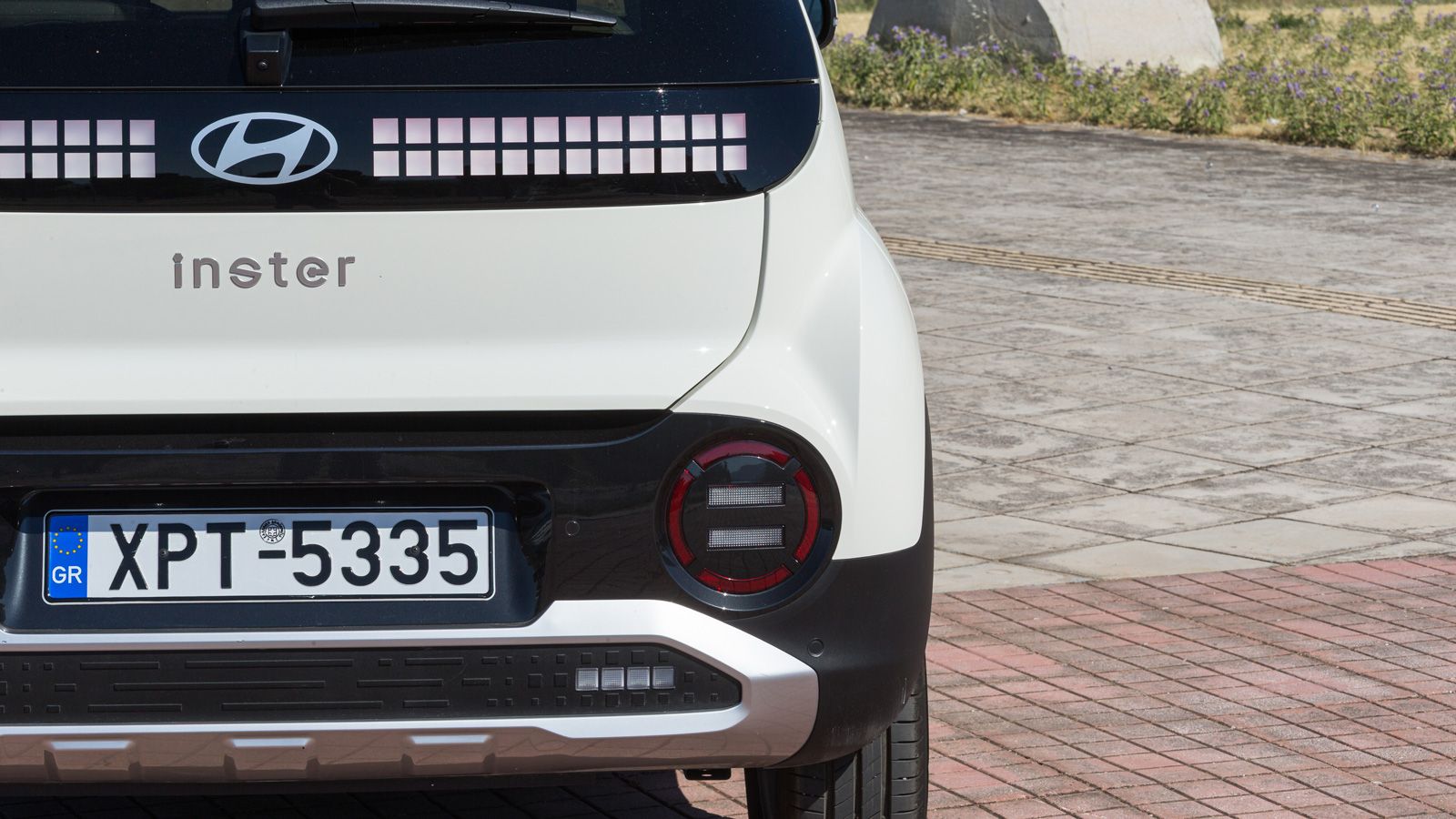 H «παιχνιδιάρικη» εμφάνιση του Hyundai Inster τονίζεται από στοιχεία, όπως τα στρογγυλά φώτα μπροστά (η φόρτιση γίνεται από τη μάσκα) και τα φώτα που 