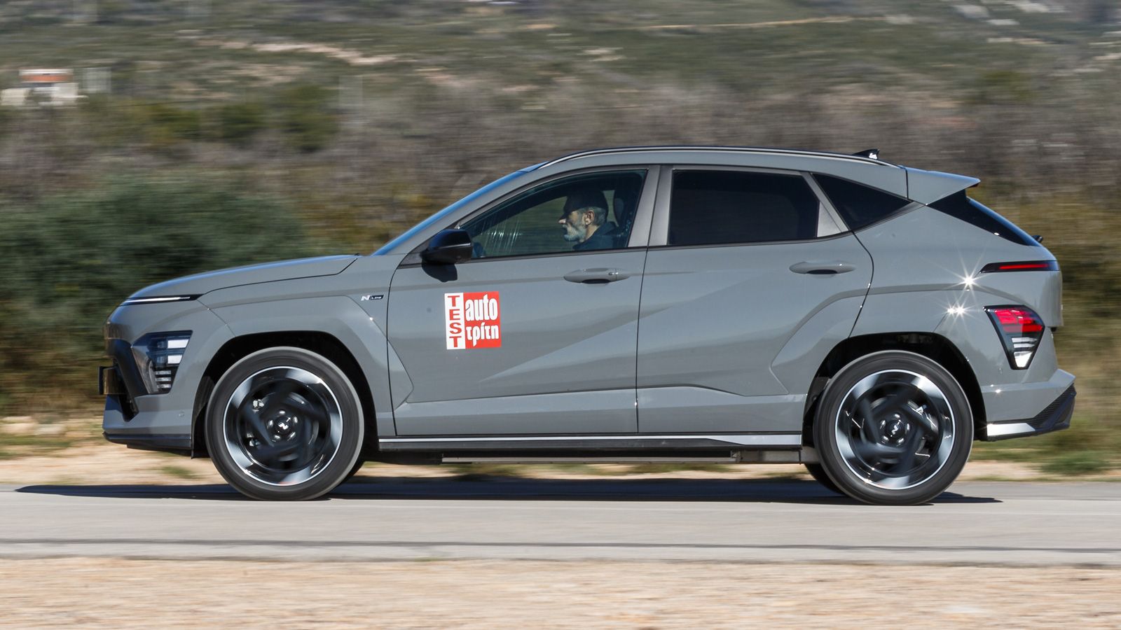Ένα από τα στοιχεία που εκτιμάς στο ηλεκτρικό Kona, είναι η ησυχία, τόσο μέσα στην πόλη, καθώς οι ηλεκτροκινητήρες δεν θορυβούν, όσο και στο ταξίδι όπ